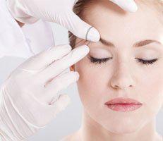 Woman getting a threads treatment at advanced rejuvenation centers.